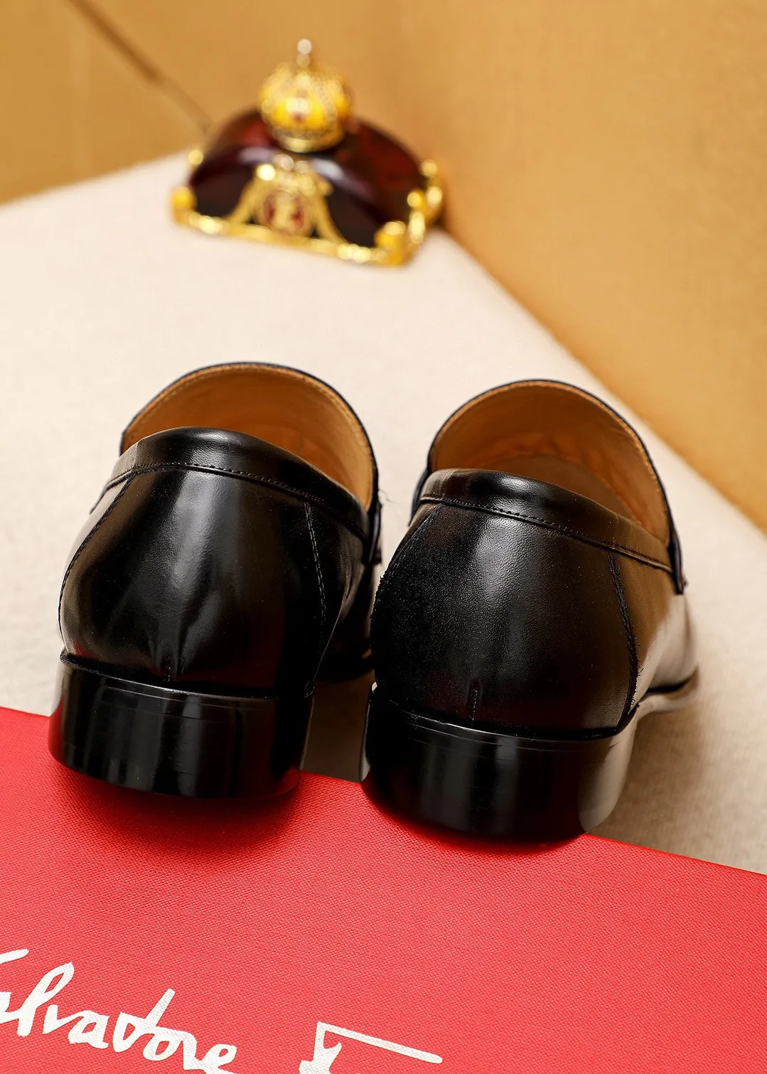 Men's shoes 💰462 💐 Product trademark: Ferragamo "Ferragamo" casual leather shoes Regular size: 38-44 (45.46.47🉑️Customized) Product materials: Selected imported calfskin upper + classic hardware buckle, imported water-dyed cow leather lining. Strong three-dimensional visual effect, original outsole color: 1⃣️color optional